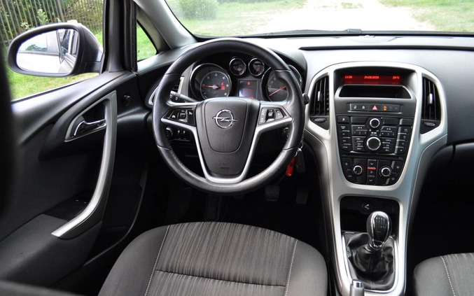 Opel Astra cena 21900 przebieg: 279000, rok produkcji 2011 z Sieradz małe 172